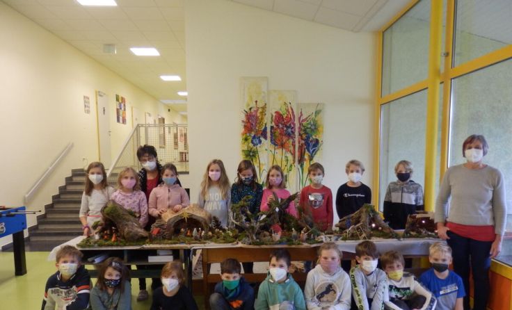 17 Krippen bauten die Kinder der Volksschule Wendling. (Foto: VS Wendling)