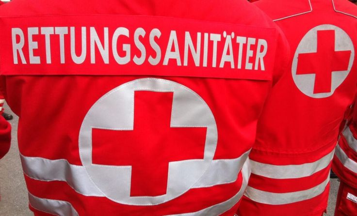 Das Rote Kreuz versorgte den 69-Jährigen. (Foto: Wiatschka)