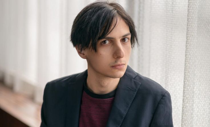 Elias Hirschl liest aus seinem Roman „Salonfähig“. (Foto: www.leonhardhilzensauer.com)