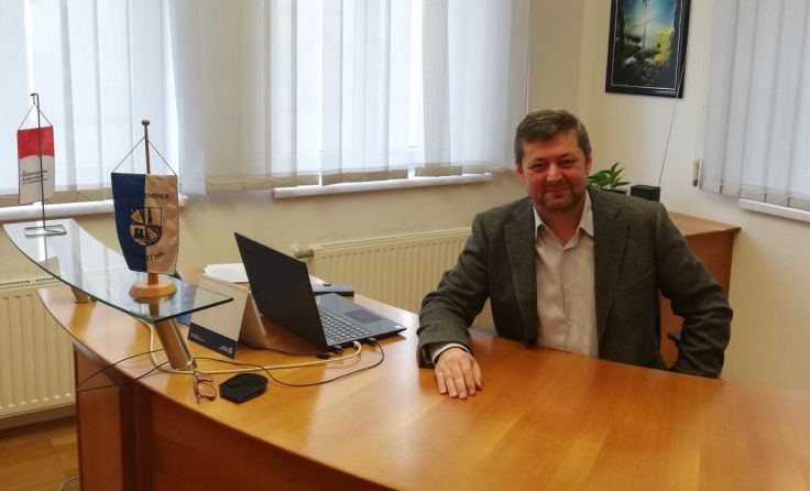 Hans Stockinger in seinem Büro in Aistersheim (Foto: LHackl)