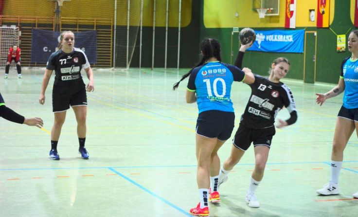 Ines Hermüller (r.) und ihre Mannschaft steckten Sieg und Verlust ein. (Foto: HC Eferding)