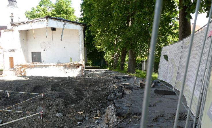 Der Weg neben dem Eferdinger Stadtsaal muss wiederhergestellt werden. (Foto: LHackl)