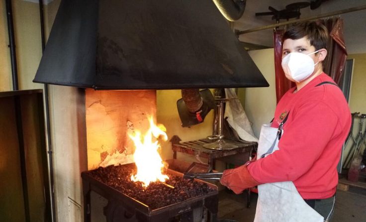 Schüler Moritz beim Schmieden. (Foto: LWBFS Waizenkirchen)