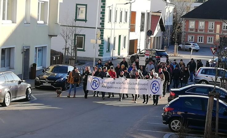Mittels Plakaten rief die Demonstration zum Brückenbau auf. (Foto: LHackl)