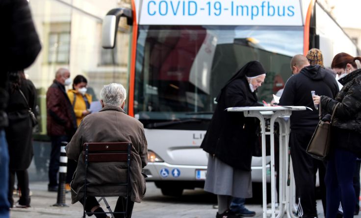 Der Impfbus hält in Haibach (Foto: oberoesterreichische nachrichten/volker weihbold)