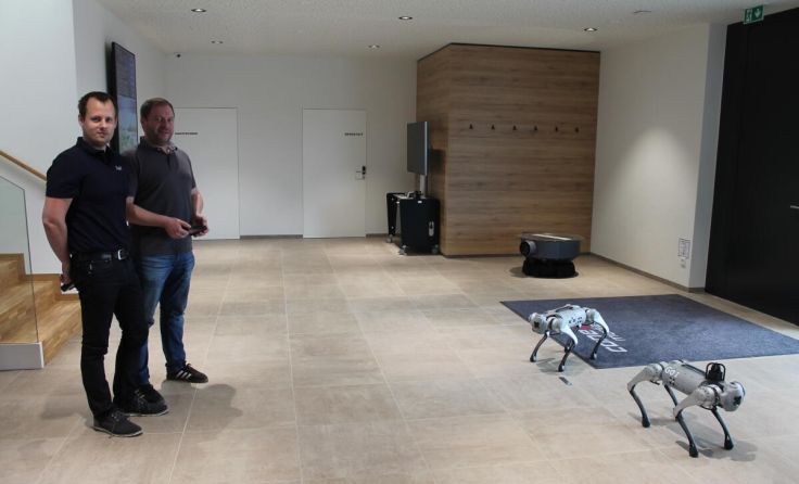 Stefan Kirchmeier und Horst Gruber (v. l.) mit zwei Roboterhunden. (Foto: LHackl)