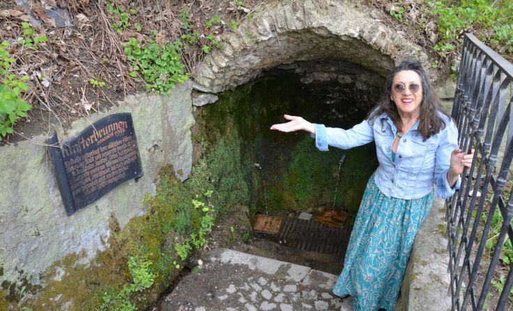 Elisabeth Gessl lädt ein zu Erzählungen rund um den Klafterbrunnen. (Foto: Privat)