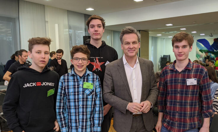 Die teilnehmenden Schüler mit ZiB-Moderator Tarek Leitner. (Foto: BRG/BORG Kirchdorf)