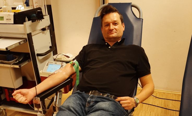 Michael Gruber beim Blutspenden. (Foto: FPÖ)
