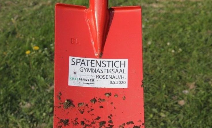 Der Spatenstich erfolgte mit Sicherheitsabstand. (Foto: Gemeinde Rosenau am Hengstpass)