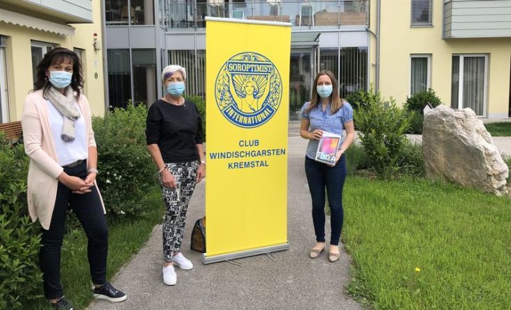 Bei der Übergabe vor dem Altenheim in Grünburg. (Foto: Maria Schwarz)