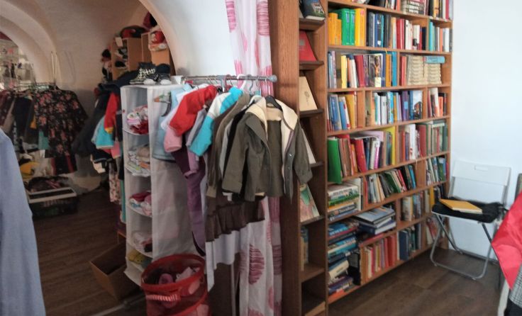 Der Klimaflohmarkt in Spital am Pyhrn mit seinem Kost-nix-Raum. (Foto: Verein Lernviertel)