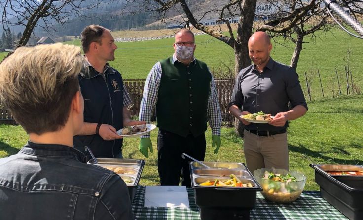 Bei den Dreharbeiten zur Sendung „Wo das Schnitzel herkommt“. (Foto: Dorfladen Spital am Pyhrn)