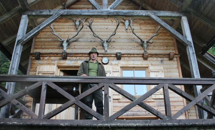 Bezirksjägermeister Franz Humpl vor seiner Jagdhütte in Spital am Pyhrn (Foto: Kepplinger)