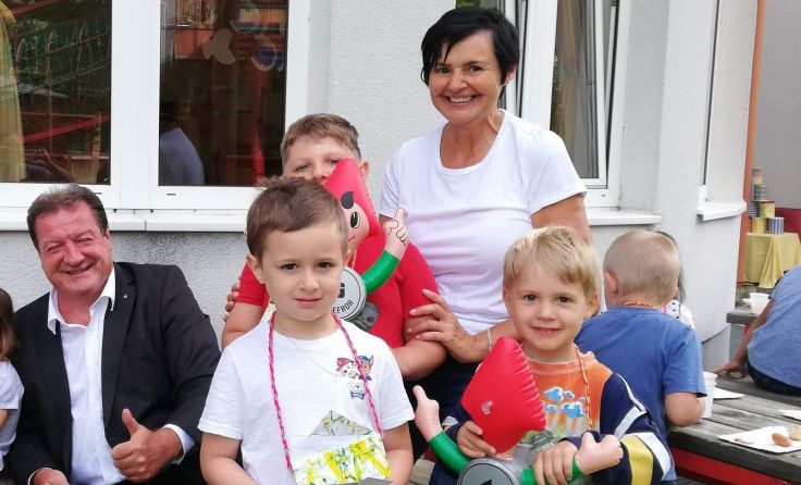 Manfred Kienbacher (l.) und die Sonnengruppe. (Foto: Kindergarten Molln