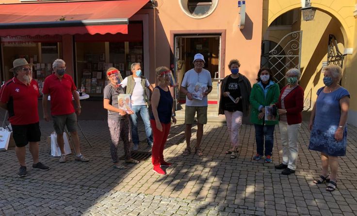 Funktionäre des Pensionistenverbandes im Gespräch mit den Menschen vor Ort. (Foto: PVOÖ)