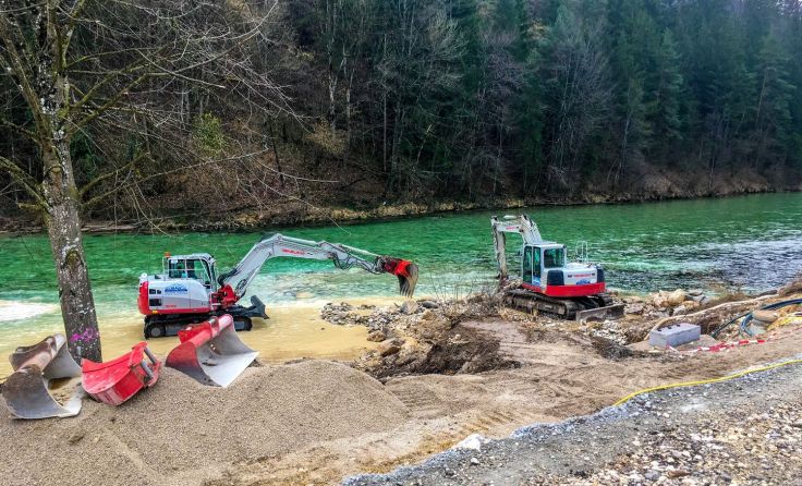 Zwei rot-graue Bagger graben Erde aus einem Fluss (Foto: Land OÖ/Wasserwirtschaft)