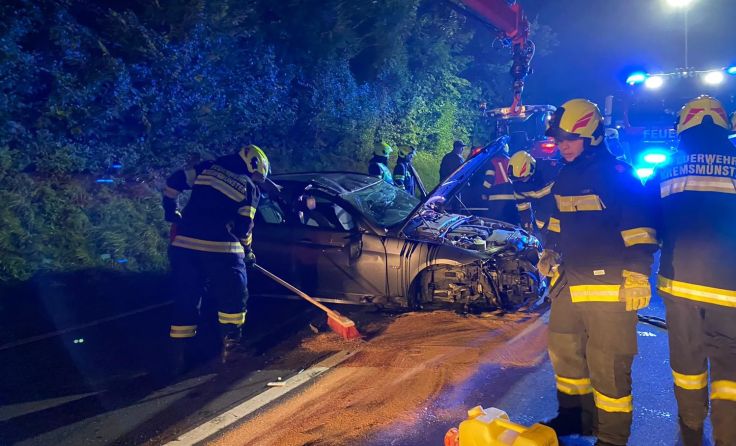 Bei den Aufräumarbeiten auf der Schlierbacher Straße (Foto: FF Kremsmünster)