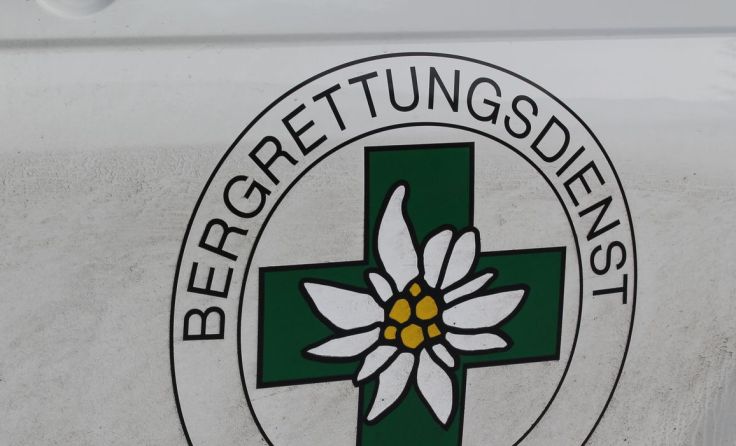 Der Mann wurde von der Bergrettung mit einer Trage auf eine Lichtung getragen. (Symbolfoto: Winter)