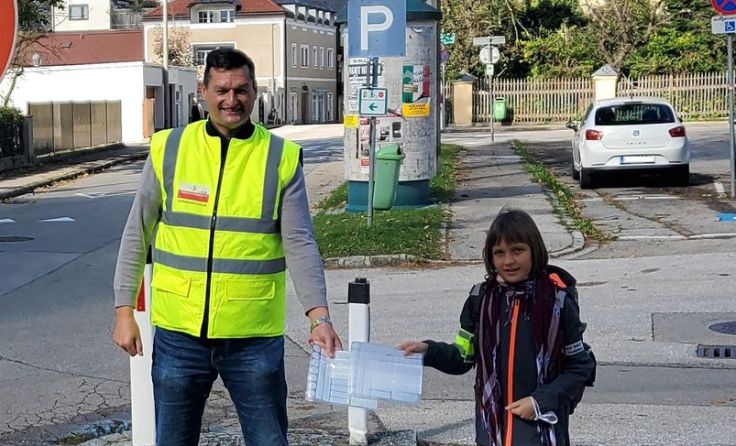 Michael Gruber mit einem Schulkind (Foto: FPÖ Kirchdorf)