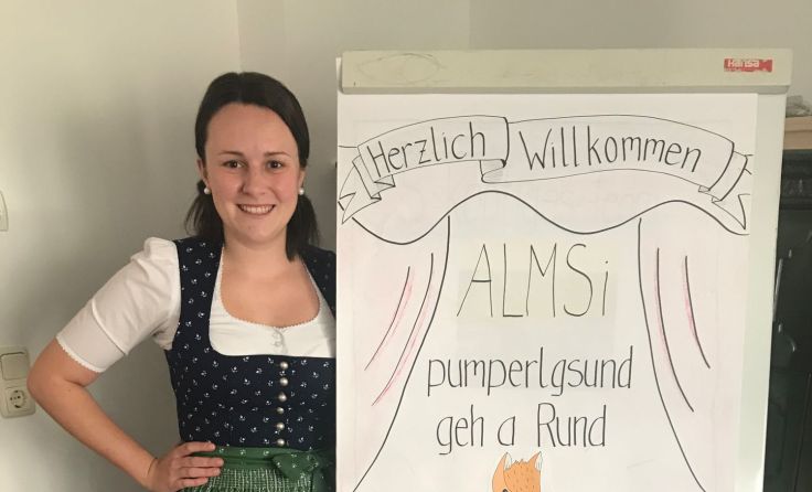 Anna Tiefenthaler schaffte am Almuferweg Sinnesstationen. (Foto: Landjugend)