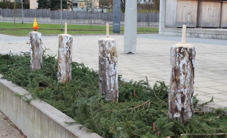 Die Holz-Kerzen am Vorplatz (Foto: Kepplinger)