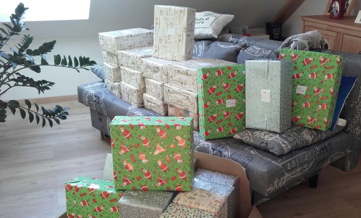 Die Pakete kommen der Aktion „Christkindl aus der Schuhschachtel“ zugute. (Foto: Anna Meister)