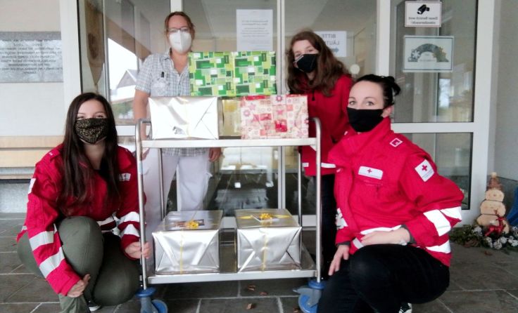 Bei der Paketübergabe im Altenheim in Ried im Traunkreis (Foto: OÖRK Bezirk Kirchdorf)