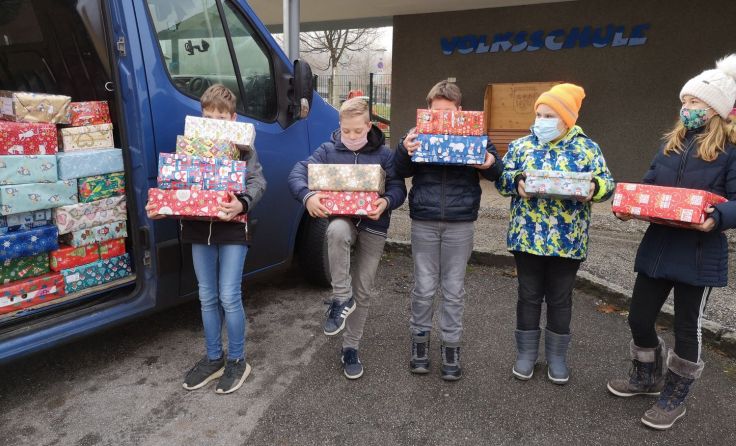 Die Schüler der VS Steinbach/Steyr mit den selbst befüllten Kartons (Foto: VS Steinbach/Steyr)