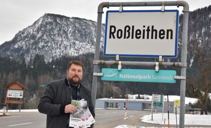 Horst Baumschlager präsentiert stolz den neuen Kalender. (Foto: ÖVP Roßleithen)