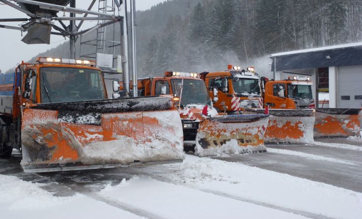 Die Winterdienst-Mitarbeiter sind derzeit im Dauereinsatz. (Foto: Stefan Wieser)