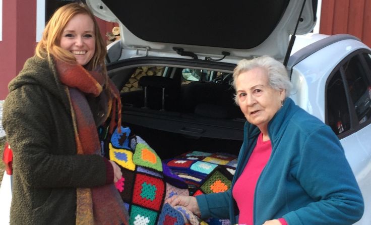 Caritas-Mitarbeiterin Michaela Madlmeir mit Ietje Kubak (Foto: Caritas)