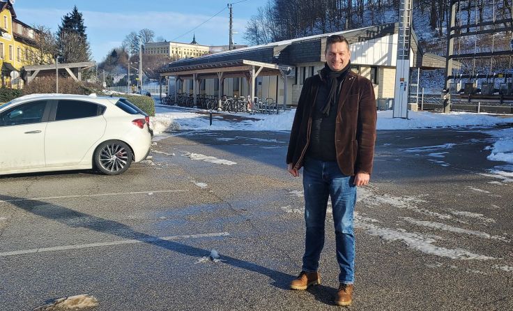 Michael Gruber beim Bahnhof in Kremsmünster (Foto: FPÖ Kirchdorf)