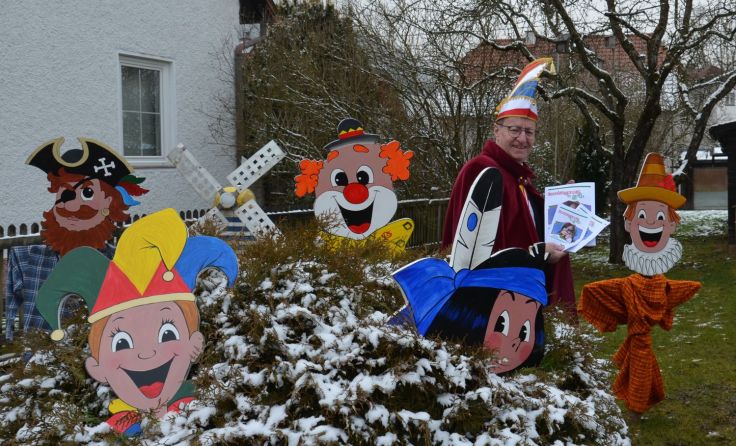 Faschingspräsident Willi Ebner mit den Faschingsfiguren und dem Malbuch (Foto: Willi Ebner)