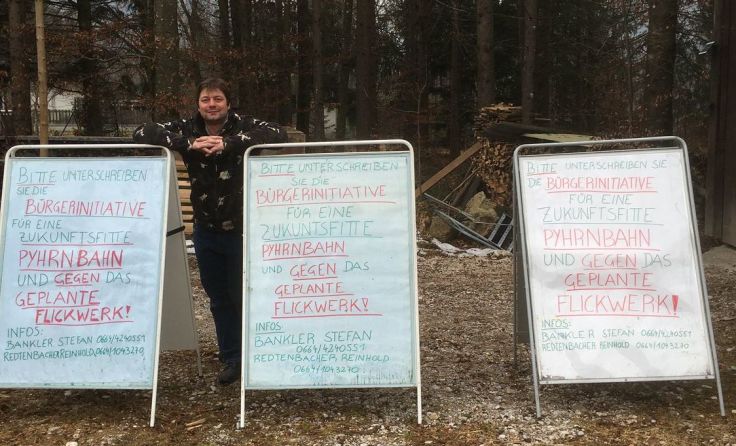 Stefan Bankler mit Schildern, die auf die Bürgerinitiative hinweisen. (Foto: Privat)