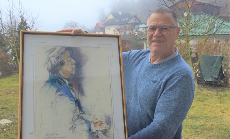 Direktor Peter Häusler zeigt stolz das Gemälde (Foto: LMS Grünburg)