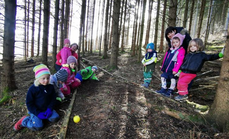 Die Kinder der Gruppe 1 mit einer selbstgebauten Kugelbahn im Wald (Foto: Kindergarten Molln)