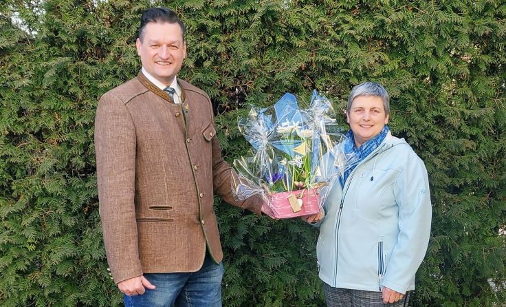 Michael Gruber überreicht Silvia Haslhofer einen Blumenstock (Foto: FPÖ)