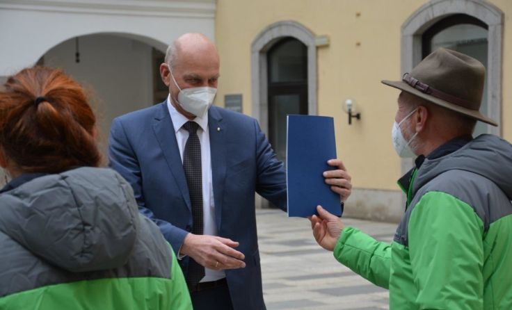 Nationalpark-Ranger übergeben Petition an OÖVP-Klubobmann Christian Dörfel (Foto: OÖVP Klub)