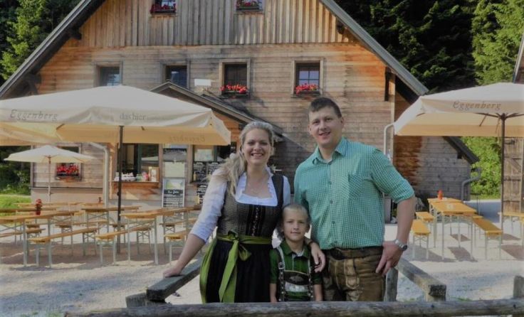 Nikoletta und Gabor Pal mit ihrem Sohn Dominik vor der Bosruckhütte (Foto: Privat)