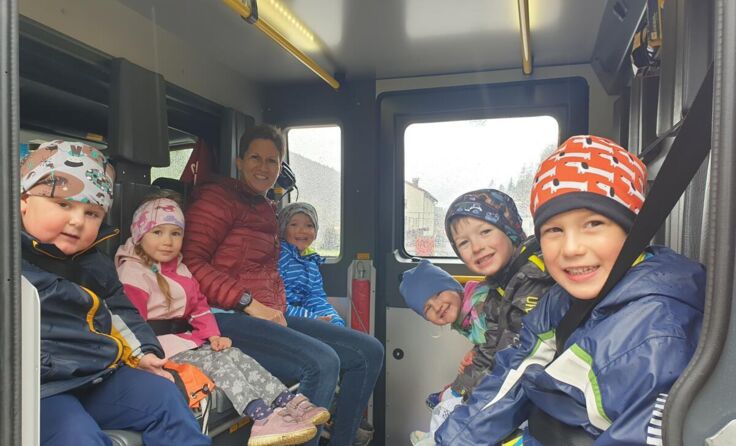 Bei der Fahrt zurück in den Kindergarten (Foto: Gemeindekindergarten Rosenau)