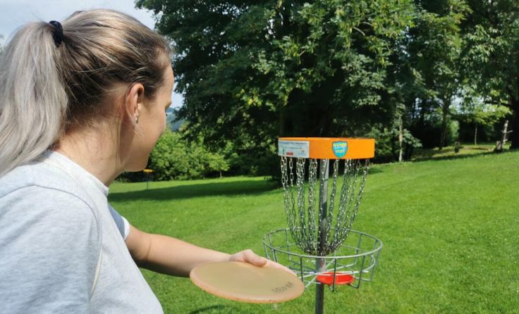 Der neue Disc Golf Platz lädt Alt und Jung ein. (Foto: HiWu)