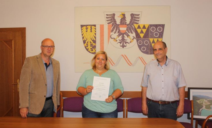 Bürgermeister Rudolf Mayr, Eva Kirchweger und Amtsleiter Wolfgang Goss (v.l.) (Foto: S. Kepplinger)