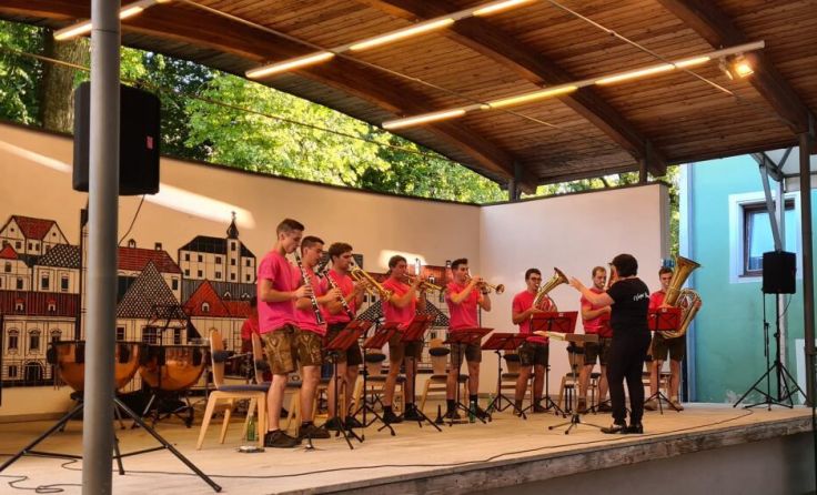 Die Musiker des MV Windischgarsten beim Musizieren im Rathaushof (Foto: MV Windischgarsten)