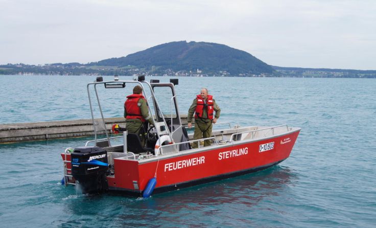 Kameraden der Freiwilligen Feuerwehr Steyrling auf ihrem A-Boot (Foto: FF Steyrling)