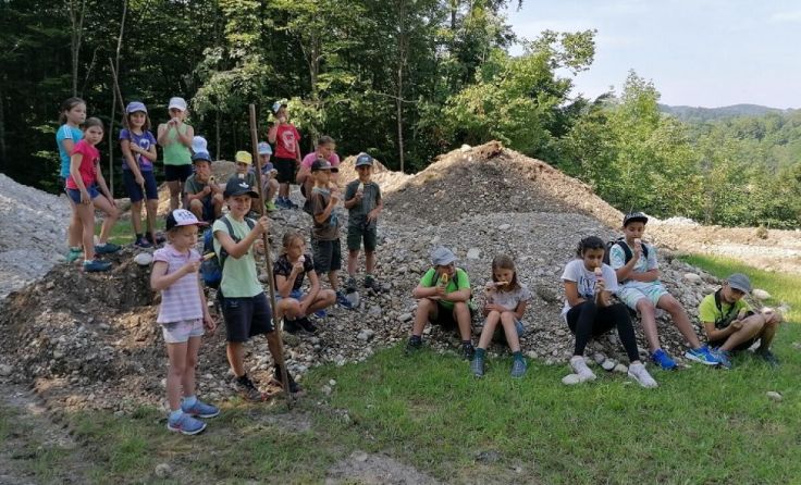 Rund 40 Kinder nahmen an dem Rundgang der Steinbacher Jägerschaft teil. (Foto: Gerald Großhagauer)