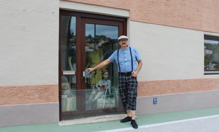 Christian Ludwig bei einer der Schaufenster (Foto: Sophie Kepplinger)