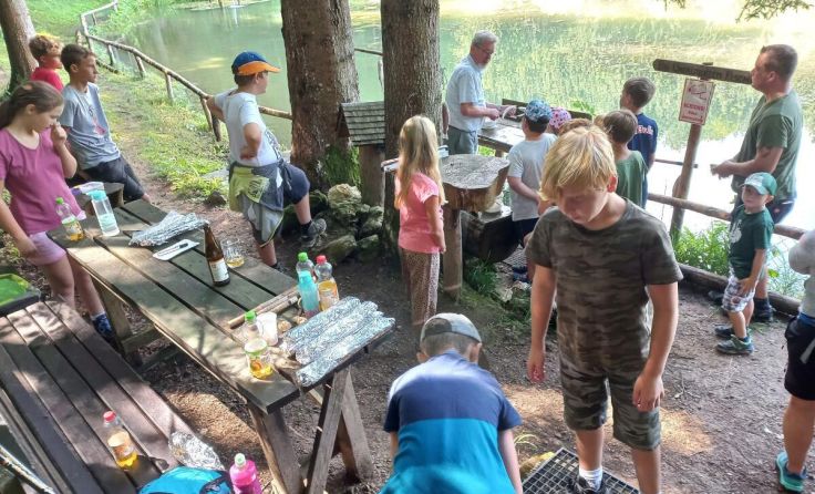 Die teilnehmenden Kinder beim Weingarthteich (Foto: Privat)
