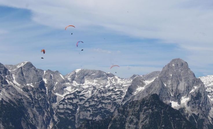 Paragleiter fliegen über dem Toten Gebirge (Foto: Sophie Kepplinger (Archivfoto))