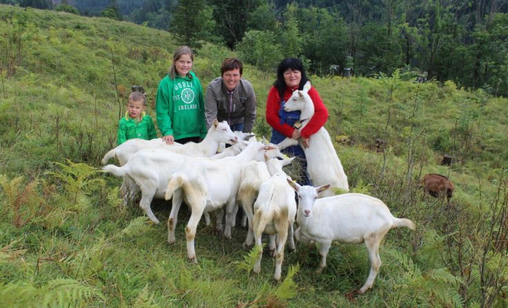 Hannes, Lisa und Regina Reiter mit Sigrid Schmier von der Puglalm (v. l.) (Foto: Sophie Kepplinger)